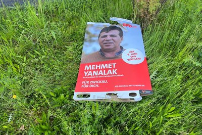 Viele im Landkreis aufgehängte Plakate werden abgerissen. Dieses hier wurde liegengelassen, die meisten verschwinden spurlos.