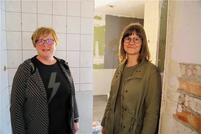 Anja Witscher (links) und Manuela Langhammer schauen sich auf der Baustelle um. 