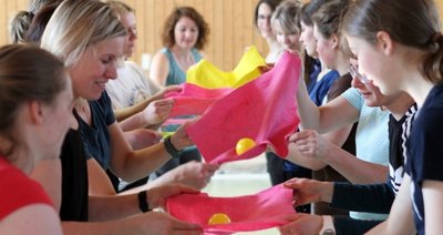Kleiner Balance-Akt: Teambildende Übungen waren auch Teil des Lehrgangs für Trainerinnen und Erzieherinnen. 