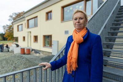 Werdas Bürgermeisterin Carmen Reiher. Im Hintergrund der neu gebaute Kindergarten.