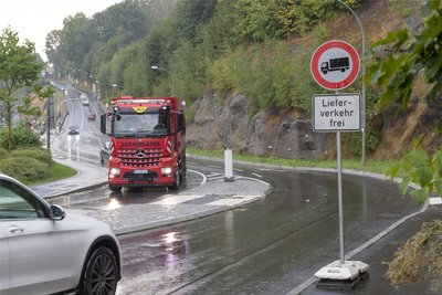 Aus Sicht der Stadt werden Verbote für Lkw wie hier an der B 101 nahe dem Kreisverkehr vor dem Weg in Richtung Zentrum teilweise ignoriert.