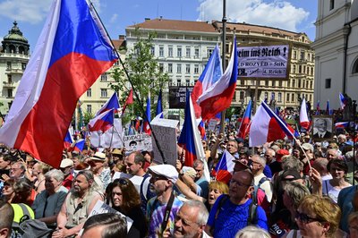 Der Protestmarsch gegen den Sudetendeutschen Tag: Die Polizei schätzt die Zahl der Demonstranten auf rund 2.500.