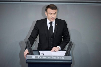 Frankreichs Staatspräsident  Emmanuel Macron sprach beim Trauerakt im Bundestag auf Deutsch.