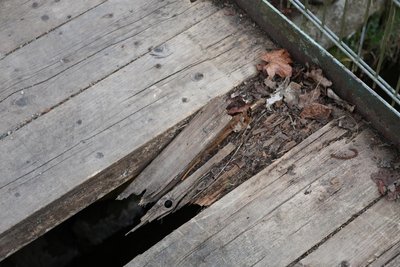 Eine Holzplanke ist eingebrochen, die anderen müssen auf Sicherheit überprüft werden.