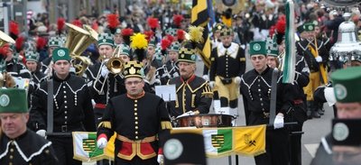 Rekord: Über 1000 Teilnehmer marschierten am Samstag bei der 36. Auflage der Bergparade durch die Chemnitzer Innenstadt. Ihr Umzug bildet den Auftakt der Paraden-Saison im Erzgebirge.
