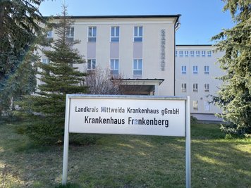 Das Frankenberger Krankenhaus, ehemals von der kreiseigenen Gesellschaft LMK als Standort betrieben, ist Ende 2013 geschlossen worden. Seitdem ringen die Frankenberger mit Plänen für ein Gesundheitszentrum, welches hier angesiedelt werden sollte. 