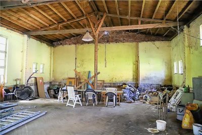 Der ehemalige Tanzsaal am Carlshof. Die Bühne gibt es schon nicht mehr. 