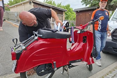Direkt vor dem Start müssen an der Schwalbe von Frank Schraft noch ein paar Schrauben festgedreht werden.