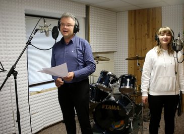 Steffen Kindt und Sängerin Elina Lang diese Woche im Studio von Mirko Süß in Crottendorf. Die Aufnahmen, die hier entstanden sind, werden zusammen mit anderen zu einem Fernsehbeitrag komplettiert. 