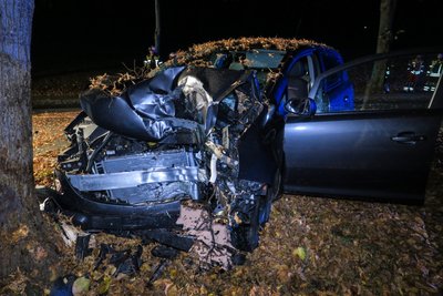 Bei dem Aufprall wurde das Fahrzeug schwer beschädigt.