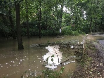 Überflutung der Kreisstraße nach Ottengrün (Gemeinde Bösenbrunn) durch über die Ufer tretenden Bach.