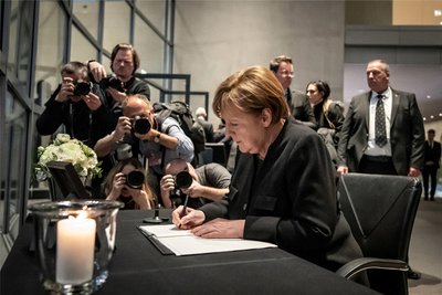 Auch die ehemalige Bundeskanzlerin Angela Merkel (CDU) trug sich ins Kondolenzbuch ein.