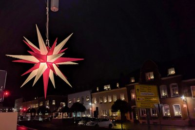 An mehreren Schauplätzen in Geyer wird am Wochenende ein weihnachtliches Programm geboten. Rings um den Altmarkt gibt es seit dem Advent auch eine neue Weihnachtsbeleuchtung.
