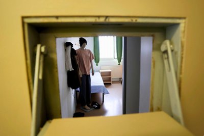 Ein Blick durch die Sicherheitsklappe in eine der Einzelzellen des Frauengefängnisses in Chemnitz. Hier kommen Insassinnen in Risikofällen unter. Ansonsten haben die Frauen zwar auch einzelne Hafträume, jeweils zwei teilen sich aber einen Duschraum.