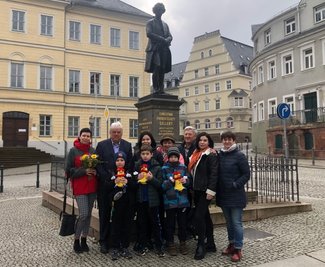 Hainichens Oberbürgermeister Dieter Greysinger hat die Frauen und Kinder aus der Ukraine im Rathaussaal und auch vor dem Gellertdenkmal begrüßt. 