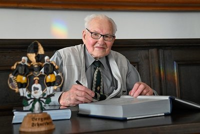 Lothar Wetzel bei seinem Eintrag ins Silberne Buch der Bergstadt Schneeberg. 