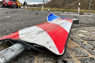 Bei dem Unfall wurden auch Verkehrszeichen beschädigt. 