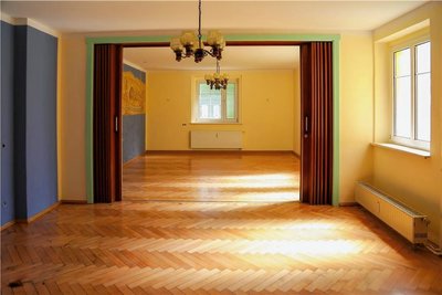 Mit Schiebetür und Lampen in DDR-Design: der Veranstaltungsraum. 