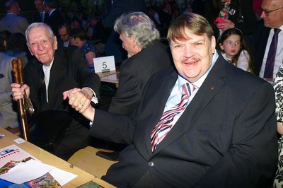 Bernd Posselt (r), Sprecher der Sudetendeutschen Volksgruppe, mit dem Schriftsteller Milan Uhde (l), dem diesjährigen Preisträger des Europäischen Karlspreises der Sudetendeutschen, an einem Tisch.