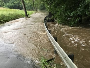 Auch die Kreisstraße von Bobenneukirchen nach Burkhardtsgrün wurde überflutet.