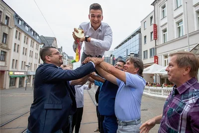 Hoch soll er leben: Robert Golenia wird nach der Rückkehr als Weltmeister gefeiert. Unter den Gratulanten sind Plauens OB Steffen Zenner und der neue Landrat Thomas Hennig. Ganz rechts: Trainer Frank Hannich. 