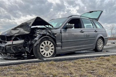Zwei Menschen wurden bei dem Unfall verletzt. An beiden Fahrzeugen entstand erheblicher Schaden. 
