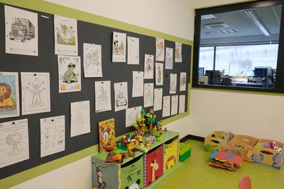 In der Spielecke des Besucherzimmers der Haftanstalt sollen eine Lego-Urwaldlandschaft, Gesellschaftsspiele und Malbücher Kindern Ablenkung bieten. Ein Großteil der inhaftierten Frauen sind Mütter.