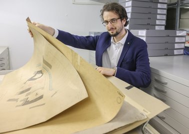 Im Magazin des kommunalen Gedächtnisses, in dem auch alte Stadtpläne lagern: Paolo Cecconi ist seit 2017 Direktor des Chemnitzer Stadtarchivs. 