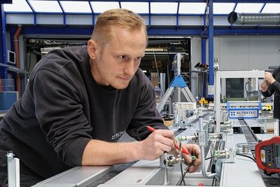 Kollegen gesucht: Bei der Altratec Automation GmbH in Neukirchen prüfen Mechatroniker David Strauß (vorn) und Servicetechniker Michael Hartz einen Plattenkettenförderer. Die Firma mit 90 Mitarbeitern in Sachsen und Baden-Württemberg fertigt Fördersysteme für die Industrie und braucht weiteres Fachpersonal. Am Freitag gab es hier Werksführungen bei der Aktion "Spätschicht", wo sich Arbeitnehmer über die Jobs informieren konnten.