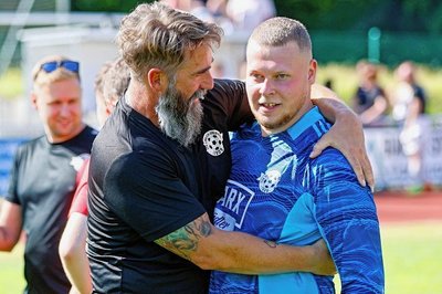 Torwarttrainer und FSV-Legende Silvio Lehmann (l.) freut sich mit Keeper Henri Kempf, der einen Elfmeter pariert hatte.