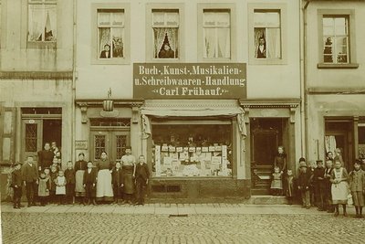Diese alte Postkarte aus dem Besitz von Hans-Jürgen Köttnitz zeigt das Geschäftshaus Frühauf an der Rathausstraße um 1910.
