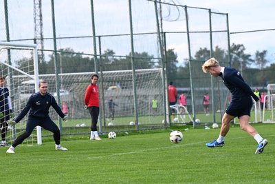 Hugo Kaps beim Training in Belek. Der Linksverteidiger prüft Torhüter Tim Kips.