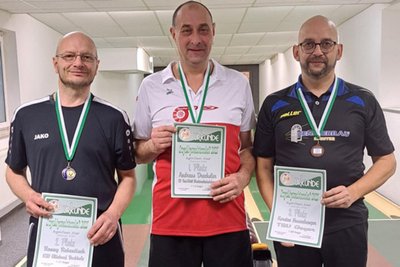 Ronny Rebentisch (l.), der Silber holte, und Karsten Hessenkemper (r.) sind die einzigen beiden Medaillengewinner aus der Region Annaberg bei den Kreiseinzelmeisterschaften. In Cranzahl schnappte sich Andreas Drechsler aus Niederschmiedeberg den Titel bei den Ü-50-Männern.