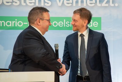 Ministerpräsident Michael Kretschmer (CDU/rechts) war zu Gast bei der Wahlkampfveranstaltung des Oelsnitzer Oberbürgermeisters Mario Horn (CDU/links) beim Kranhersteller Bang Kransysteme.