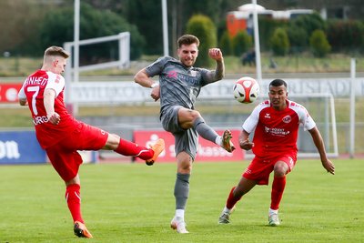 Der FSV Zwickau hat sich gegen Kamenz durchgesetzt. Im Bild Florian Kärger (Kamenz, l.), Yannik Möker (Zwickau) und Miguel Rodrigues (Kamenz).