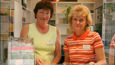 
              <p class="artikelinhalt">Eva-Maria Roth (links) und Ramona Rau betreuen die Stadtinformation im Erdgeschoss des Werdauer Rathauses.</p>
            