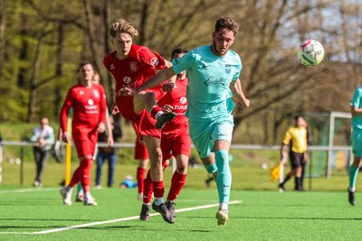 Ricardo Kühnert (l.) und Doppeltorschütze Noah Justin Lippmann kämpfen im Spitzenspiel um den Ball.