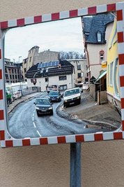 Wer von der Straße Zur Baumwolle auf die B 180 einbiegen will, muss wieder genauer in den Spiegel schauen. 