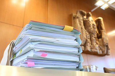 Gerichtsakten zum Verfahren um das neue Wahlgesetz der Ampel-Koalition: Das Bundesverfassungsgericht hat die Reform in Teilen für verfassungswidrig erklärt.