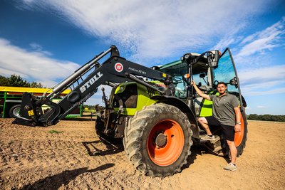 Landwirt Steven Nobis aus Niederwürschnitz ist mit der diesjährigen Heuernte zufrieden.