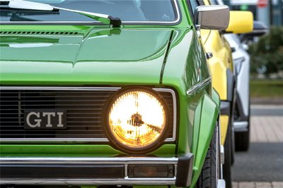 Wie sehr die Autos „gewachsen“ sind, wird an diesem Beispiel deutlich: Der Golf VIII (hinten weiß) ist nach Herstellerangaben 16 Zentimeter breiter als die erste Generation (vorn). In der Mitte ist ein Golf III zu sehen.