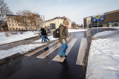 Fußgängerüberweg am neuen Kreisverkehr der Reißiger Straße in Plauen: Die Zebrastreifen sollen der Fußgängersicherheit dienen, dennoch kam es zum Unfall.