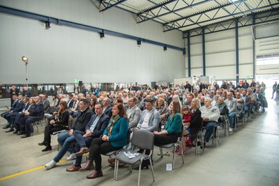 In der Werkhalle von Bang Kransysteme hatten sich rund 200 Gäste eingefunden.