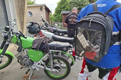 Da die Teilnehmer keine 20 mehr sind, dürfen auf der einwöchige Tour wichtige Tabletten nicht fehlen.