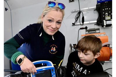 Der neunjährige Emilio Tuppatsch aus Stollberg hat sich von Notärztin Christin Dylong den Monitor im Rettungswagen erklären lassen.