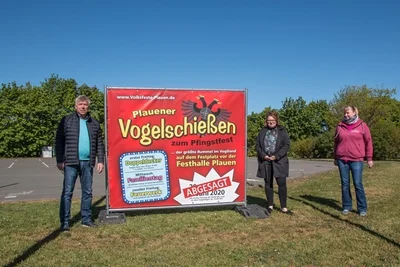 Die Plauener Schausteller Peter Hickmann, Katharina Wischnewski-Lang und Heike Hammerschmidt (von links) haben bis zuletzt gehofft, dass der größte Rummel im Vogtland, das Plauener Vogelschießen, zumindest unter Auflagen stattfinden kann. 