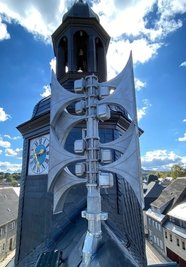 Manche Kommune hat schon neue Sirenen angeschafft. Dieses Exemplar befindet sich auf dem Dach des Rathauses in Schlettau. 