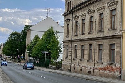 Am Sonntag war dieser Bereich der Bahnhofstraße abgeriegelt. Grund dafür war ausströmendes Gas in dem unsanierten Haus.