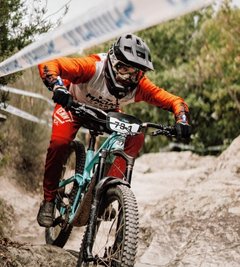 Kevin Lindner aus Gelenau jagt über die felsige Piste. 