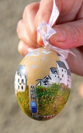 
              <p class="artikelinhalt">Dieses mit Schrägaufzug bemalte Ei bekommt Schwarzenbergs Oberbürgermeisterin Heidrun Hiemer als Ostergeschenk. </p>
            